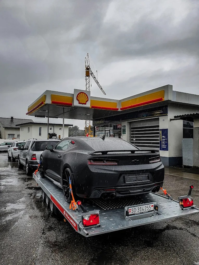 Fahrzeugtransport auf dem Anhänger